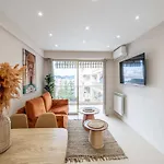Apartman Renovated Flat 250m From The - Town Centre - 2br 6p