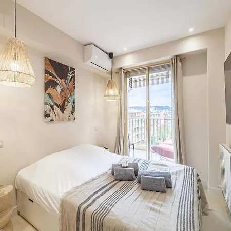 Renovated Flat 250m From The - Town Centre - 2br 6p Lejlighed *